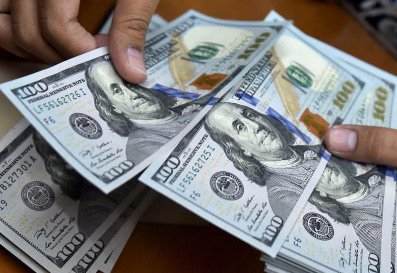 В Азербайджане стали реже покупать доллары