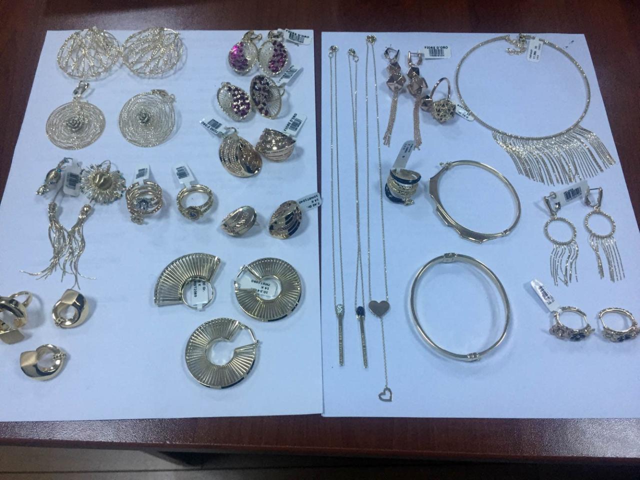 Женщины попытались провести золотые изделия в Азербайджан в чулках