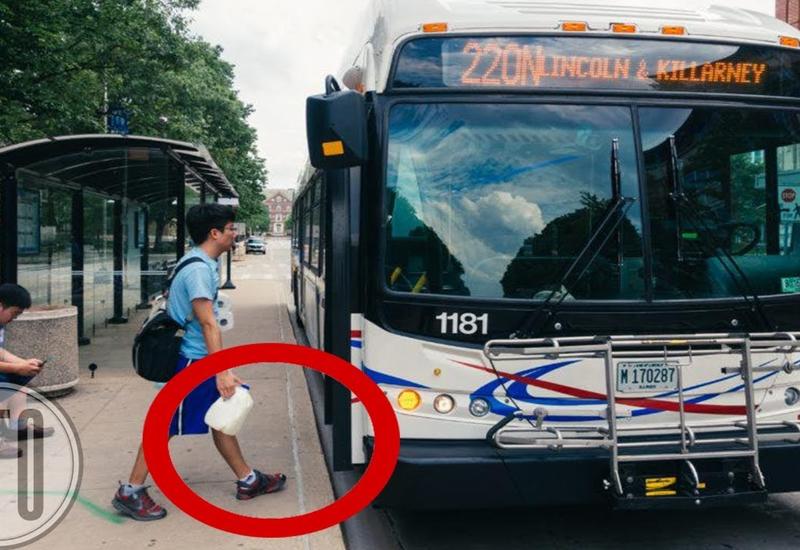 Водитель автобуса позвонил в полицию, заметив какую обувь носит этот мальчик