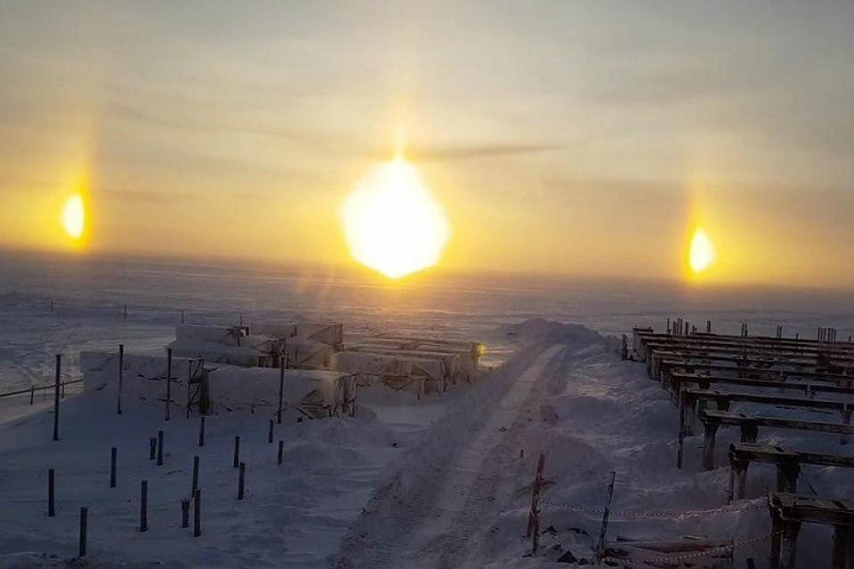 Погода солнечный 3 дня. Ненецкий автономный округ солнечное гало. Три солнца. Три солнца на Ямале. Анадырь три солнца.
