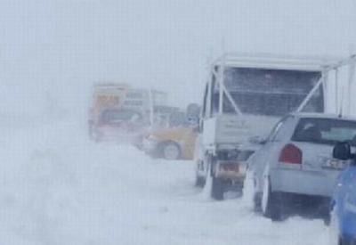 Şamaxıda yollar buz bağlayıb