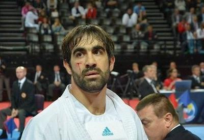 Rafael Ağayev yenə əlidolu gəlir