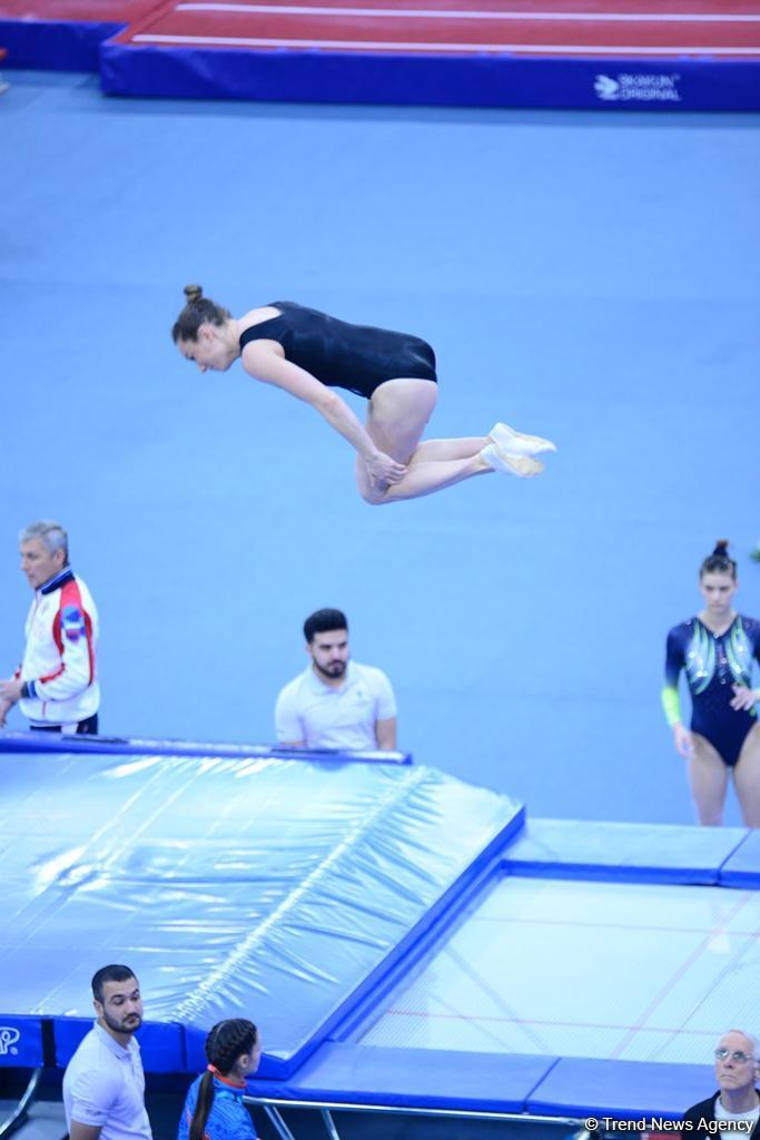 В Баку стартовал второй день соревнований Кубка мира по прыжкам на батуте и тамблингу