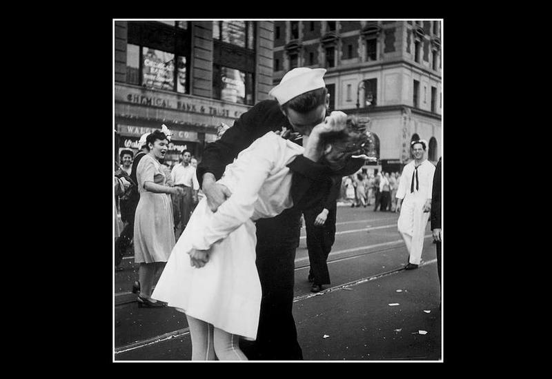 В США умер моряк с фотографии "Поцелуй"