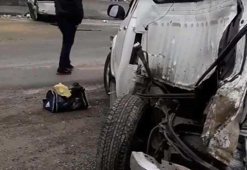 В Гобустане машина разделилась на две части, водитель выжил