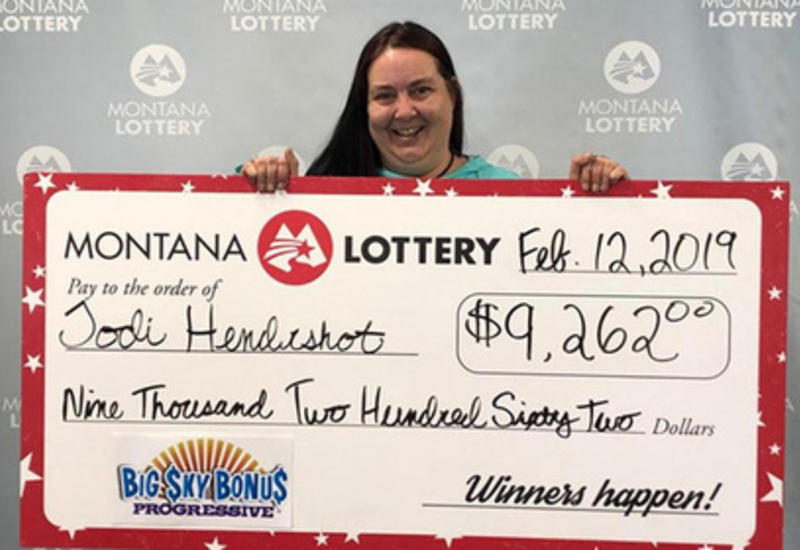 Женщина выиграла джекпот в лотерее вслед за братом и подругой