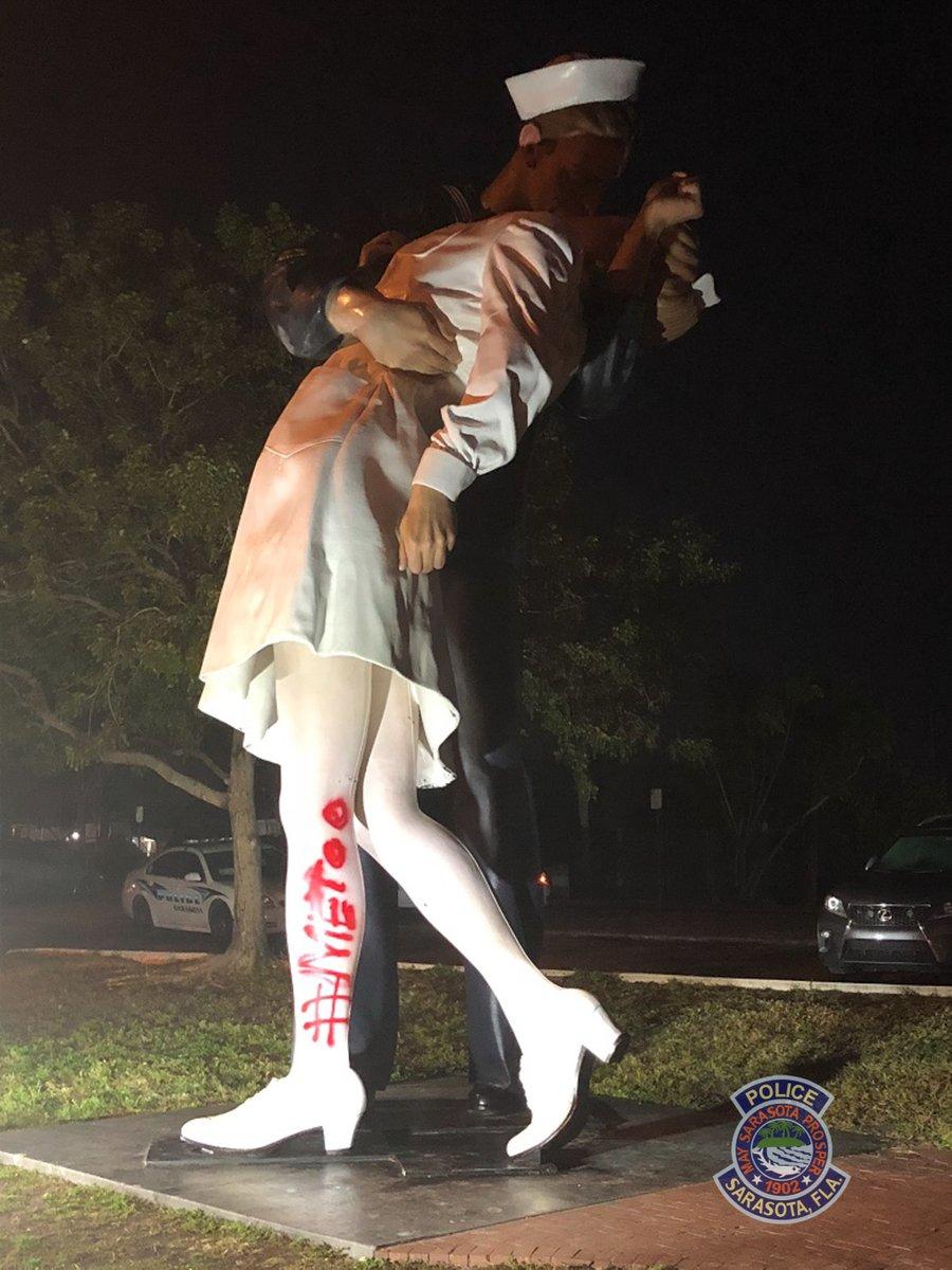 В США вандалы осквернили знаменитую статую целующихся моряка и медсестры