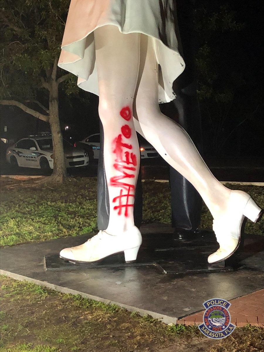 В США вандалы осквернили знаменитую статую целующихся моряка и медсестры