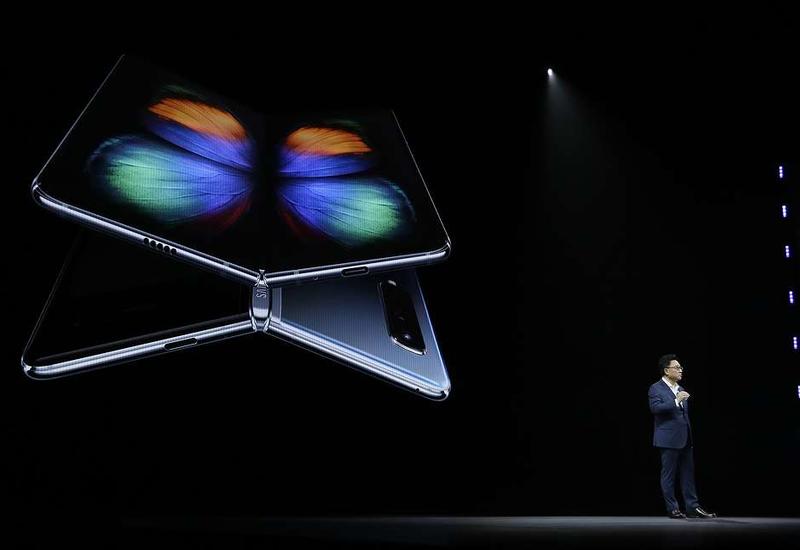 Samsung представила смартфон Galaxy Fold со складывающимся экраном <span class="color_red">- ФОТО</span>