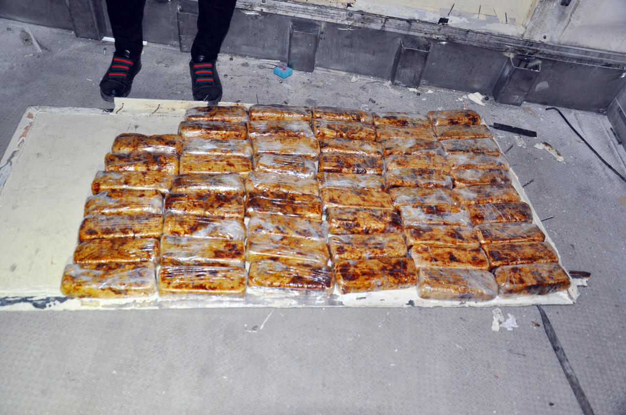 Через Азербайджан пытались перевезти десятки килограммов наркотиков