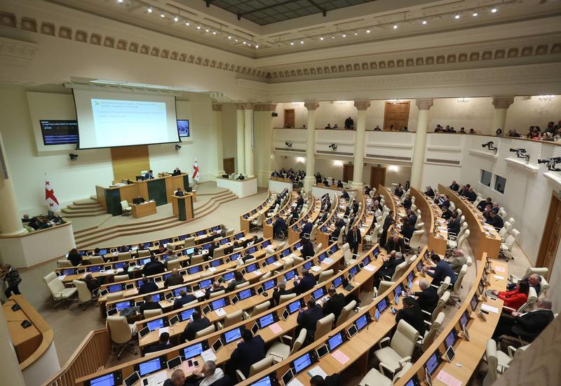 Правящая партия Грузии теряет большинство в парламенте