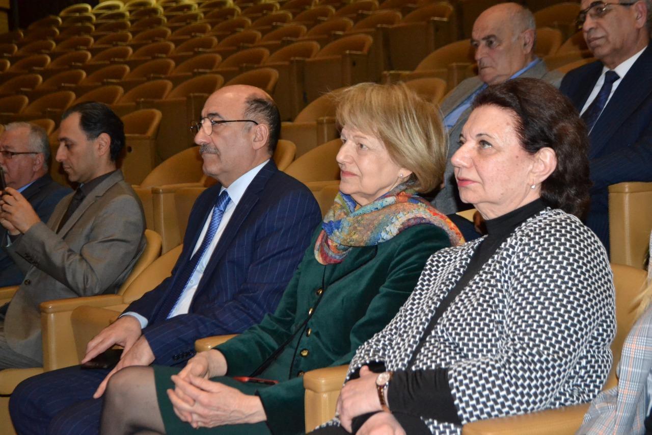 В Центре мугама состоялся круглый стол с участием баронессы Эммы Николсон и министра культуры Абульфаса Гараева