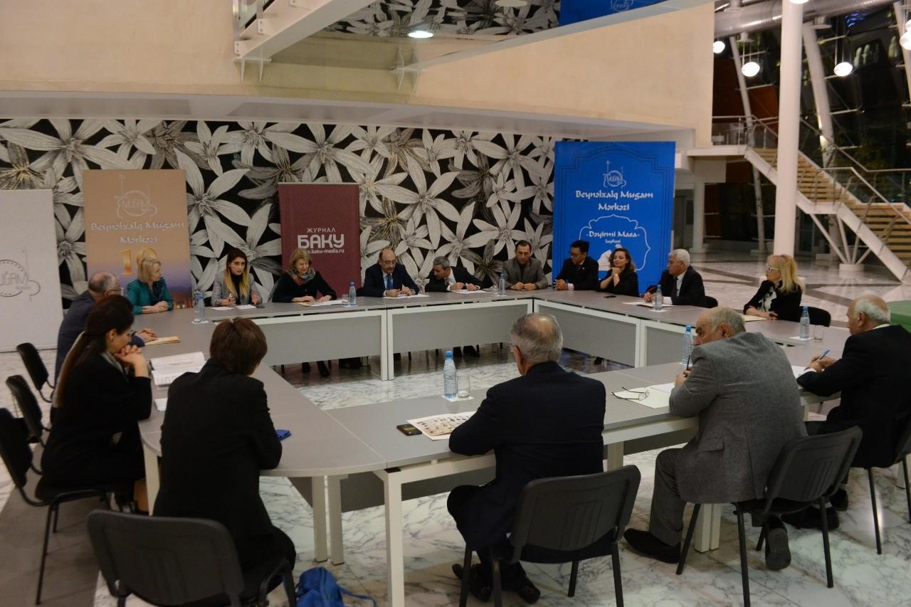 В Центре мугама состоялся круглый стол с участием баронессы Эммы Николсон и министра культуры Абульфаса Гараева