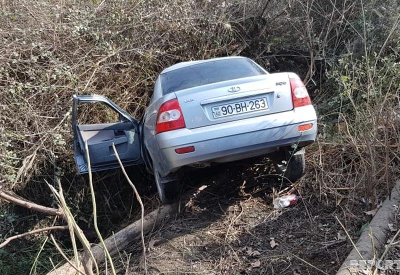 Ucarda avtomobil su kanalına aşıb, sürücü ölüb