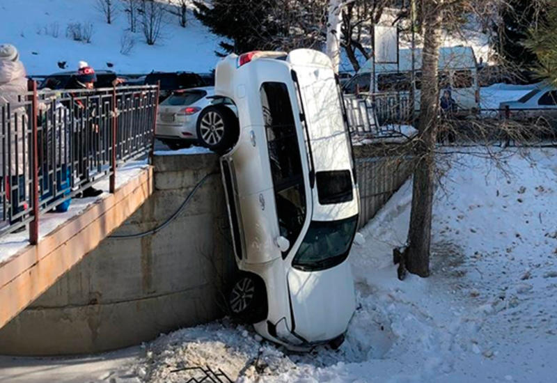 Дежурная служба мчс. В белокурихе упал крузак. Криминал в белокурихе. Спасатель мчс. Аварии на канатных дорогах.