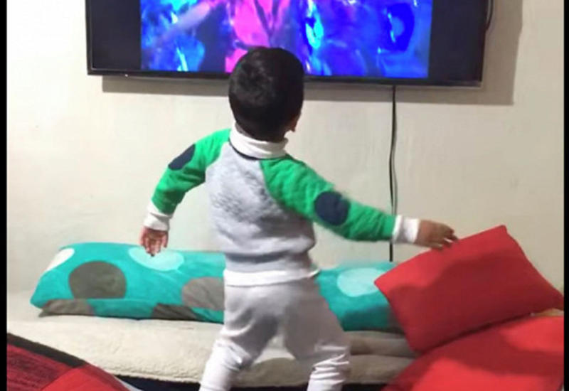 Малыш потрясающе танцует под легендарный хит Майкла Джексона