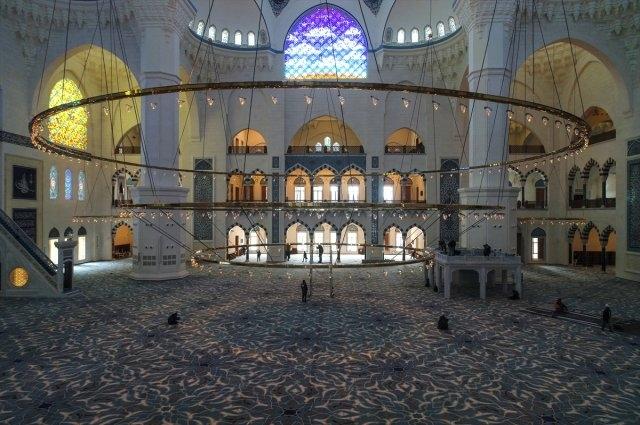 В Стамбуле открылась самая большая в мире мечеть