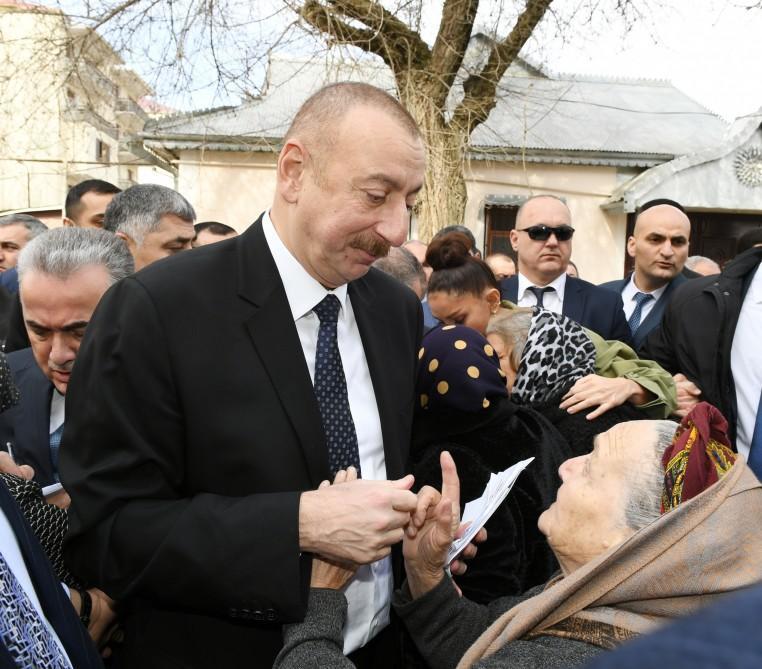 Президент Ильхам Алиев: Все беспокоящие граждан вопросы найдут свое решение