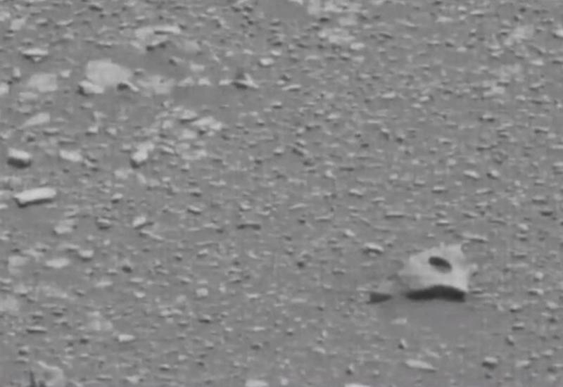 На фото с Марса нашли обломок, похожий на часть внеземного корабля