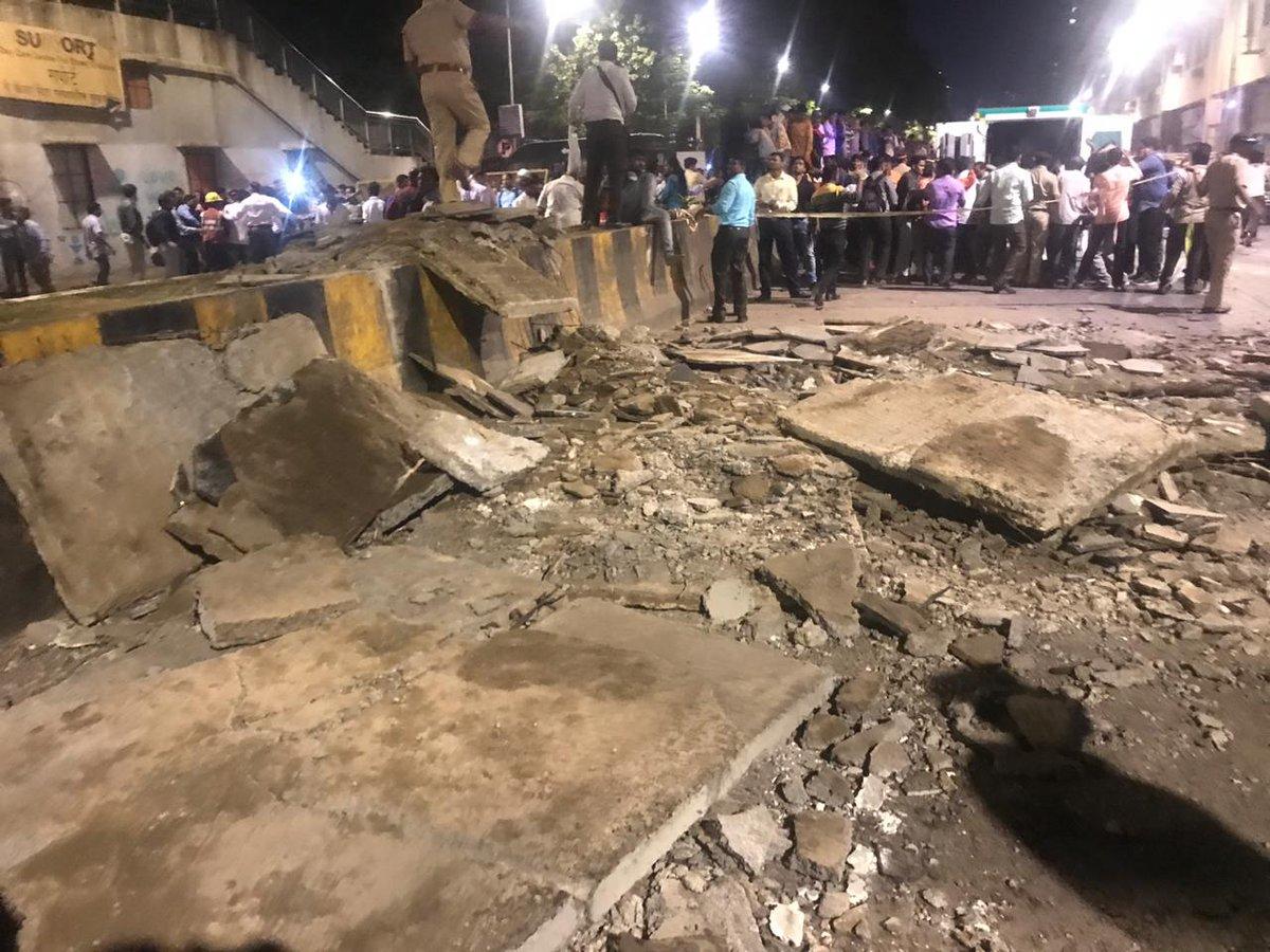 В Индии рухнул мост, десятки пострадавших, есть погибшие