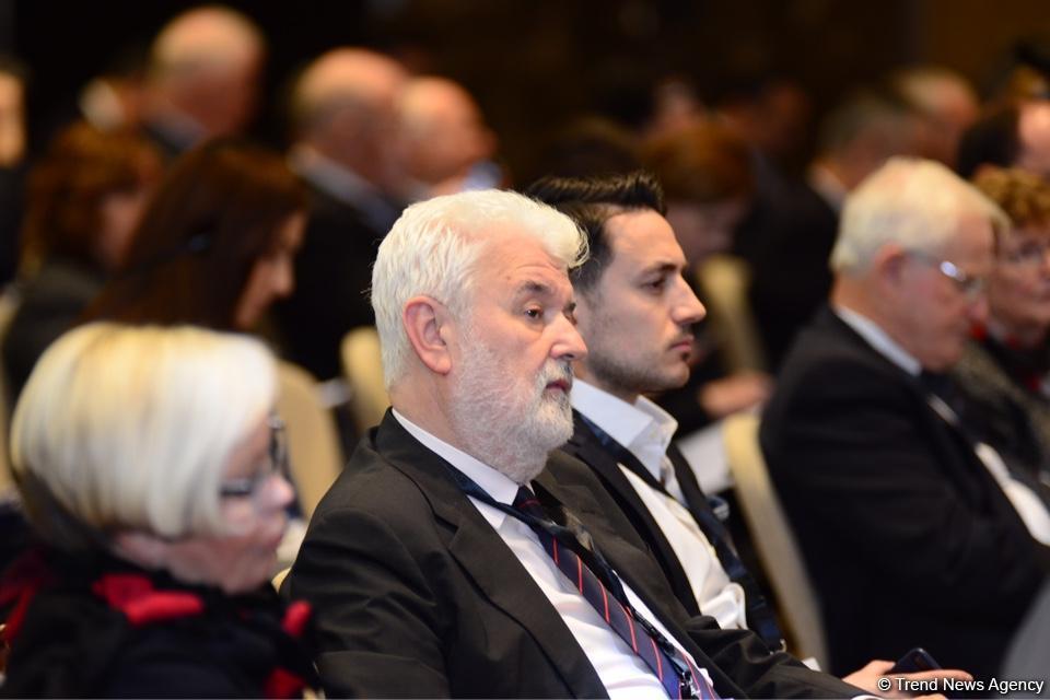 VII Глобальный Бакинский форум продолжает работу панельными обсуждениями