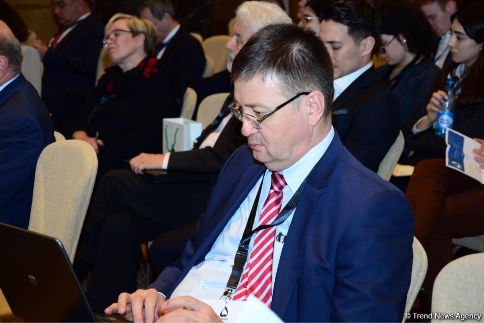VII Глобальный Бакинский форум продолжает работу панельными обсуждениями