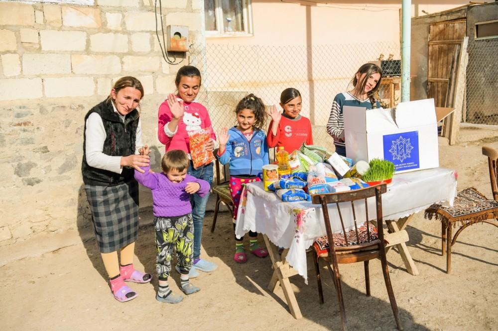 Фонд Гейдара Алиева раздает малообеспеченным семьям подарки по случаю праздника Новруз