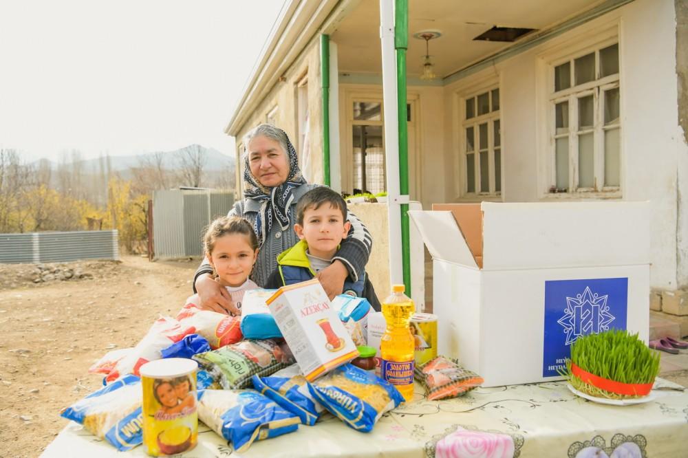Фонд Гейдара Алиева раздает малообеспеченным семьям подарки по случаю праздника Новруз