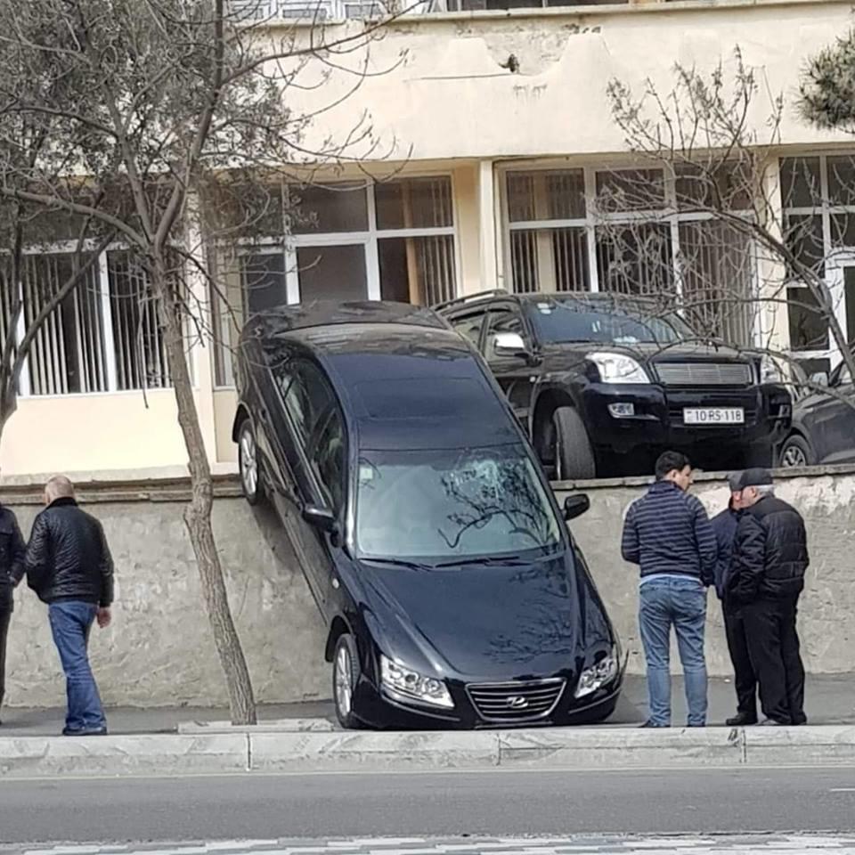 В Баку женщина перепутала педали и устроила аварию