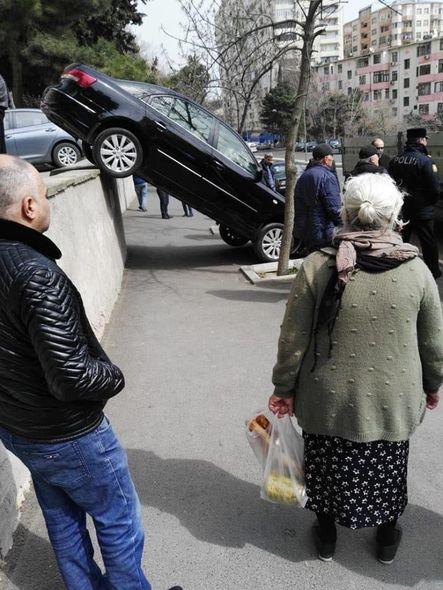 В Баку женщина перепутала педали и устроила аварию
