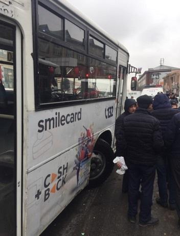В Баку автобус протаранил 4 автомобиля, есть пострадавшие