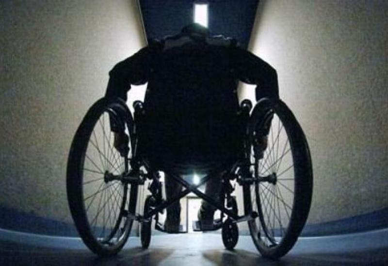 Мужчина в инвалидной коляске подъехал и попросил помощи у кассира