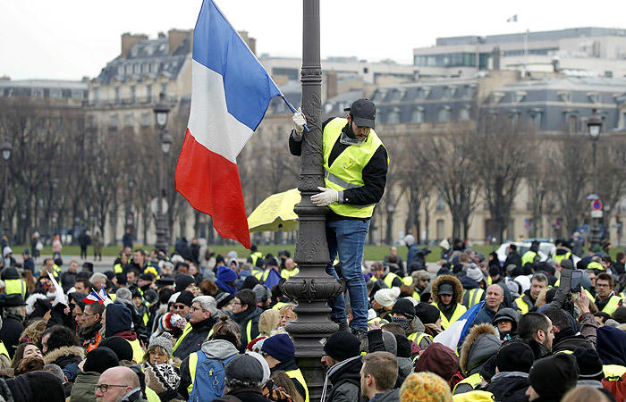 Беспорядки "желтых жилетов" в Париже, более 50 задержанных