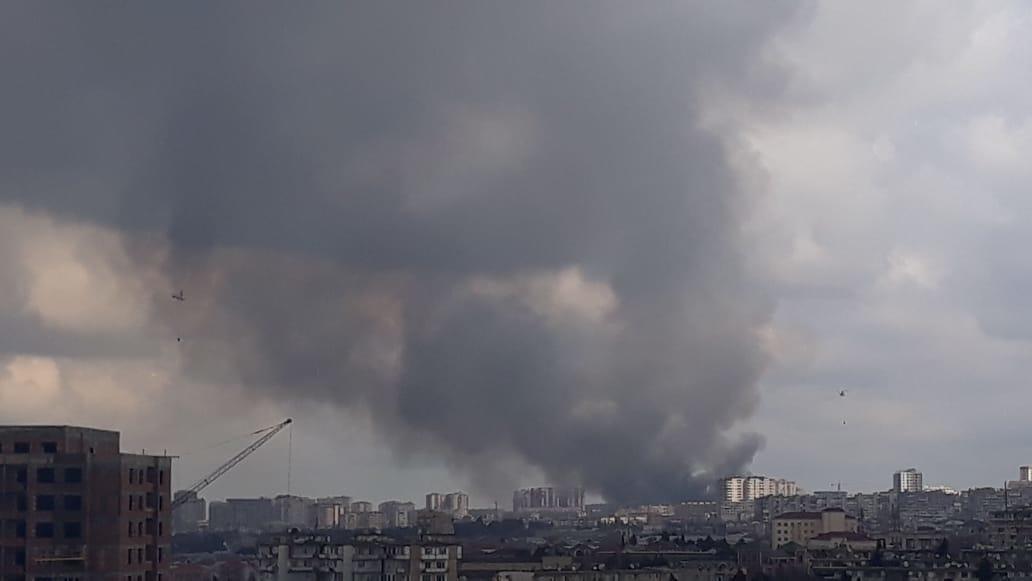 К тушению пожара в Баку привлекли вертолет