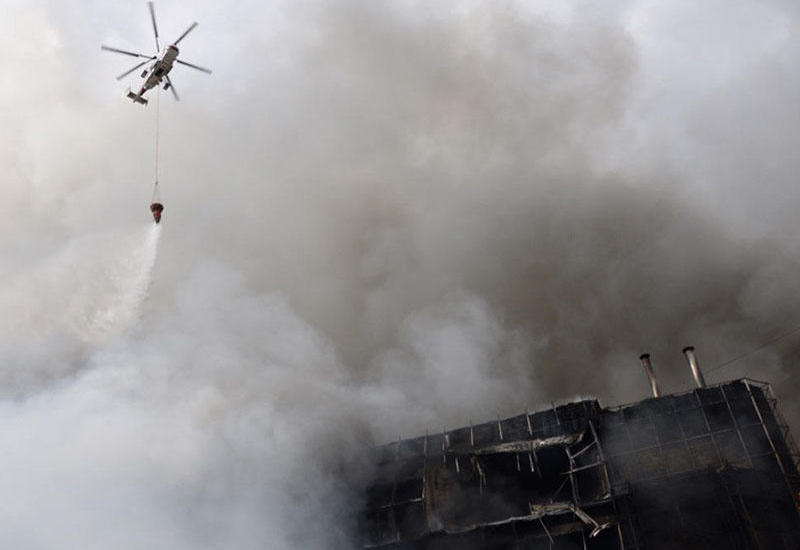 FHN: Ticarət mərkəzindəki yanğının yayılmasının qarşısı alınıb, 3 helikopter cəlb olunub