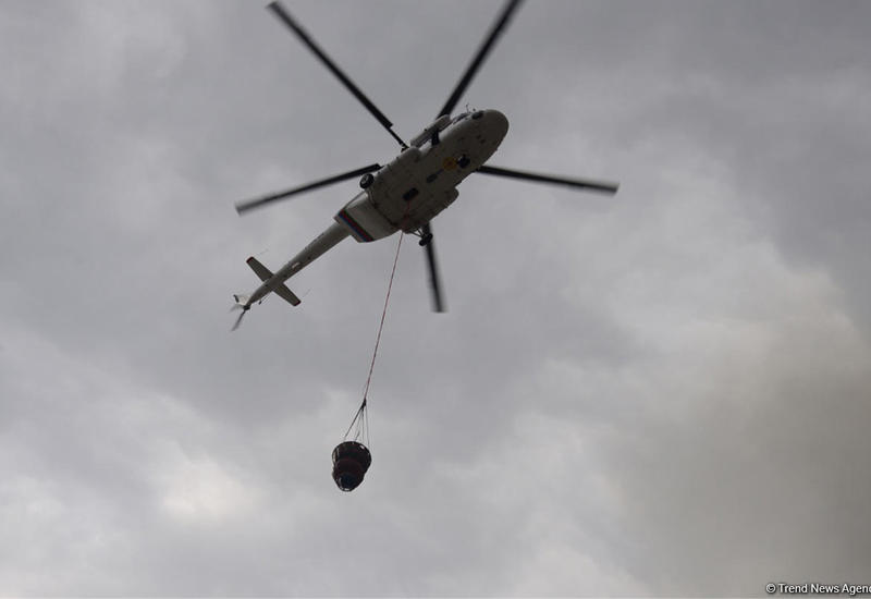 К тушению пожара в Баку привлекли вертолет