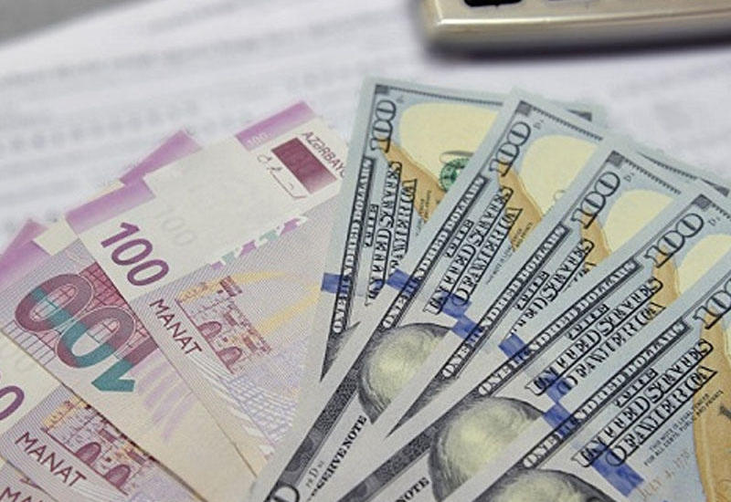 Азербайджанцы отказываются от доллара