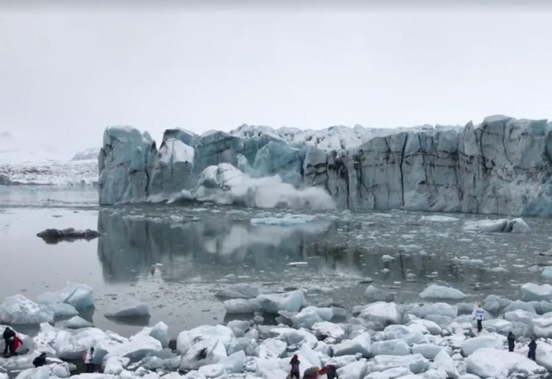 Туристы бегут от отколовшегося ледника в Исландии