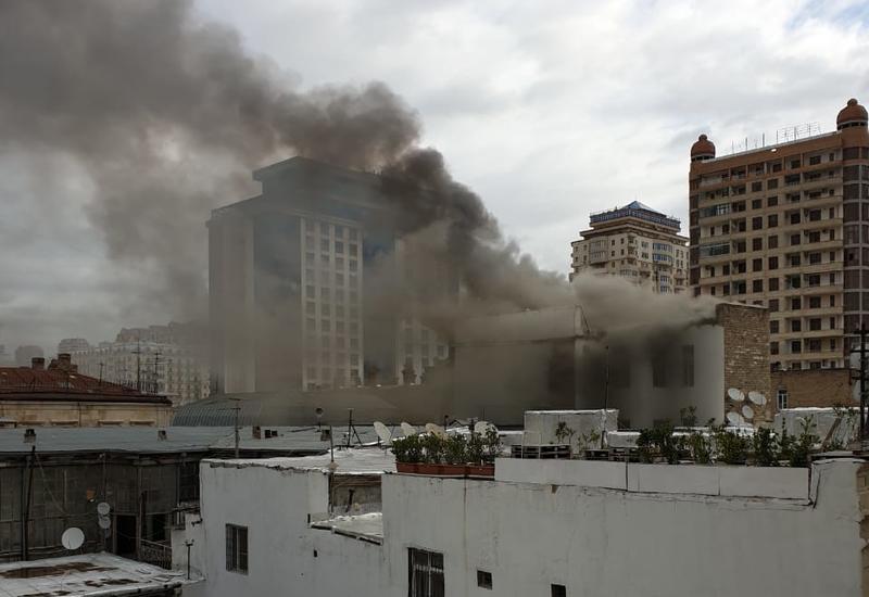 Опубликованы кадры страшного пожара в центре Баку