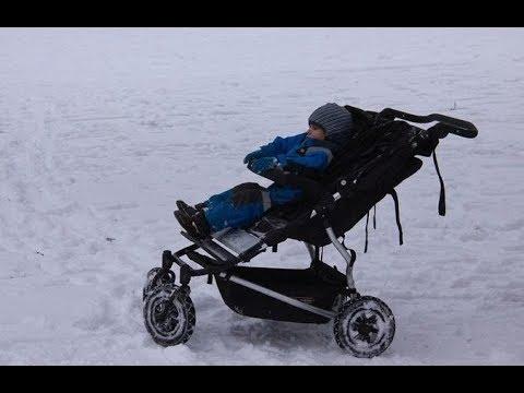 Подросток в 30-градусный мороз наткнулся на брошенную коляску! Вот что он сделал