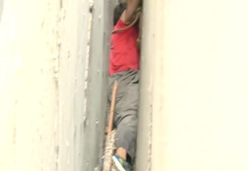 Застрявший в стене парень. Застрявший в стене парень. Мужчина упал в вентиляционную шахту. Корея застряли в стене. Застрявший в стене парень.