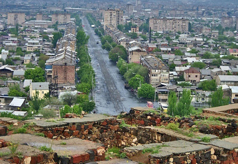 В Ереване мужчина бросился с 9-го этажа с двумя детьми