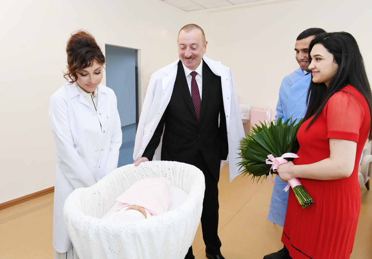 Президент Ильхам Алиев и Первая леди Мехрибан Алиева встретились с родителями десятимиллионного жителя Азербайджана