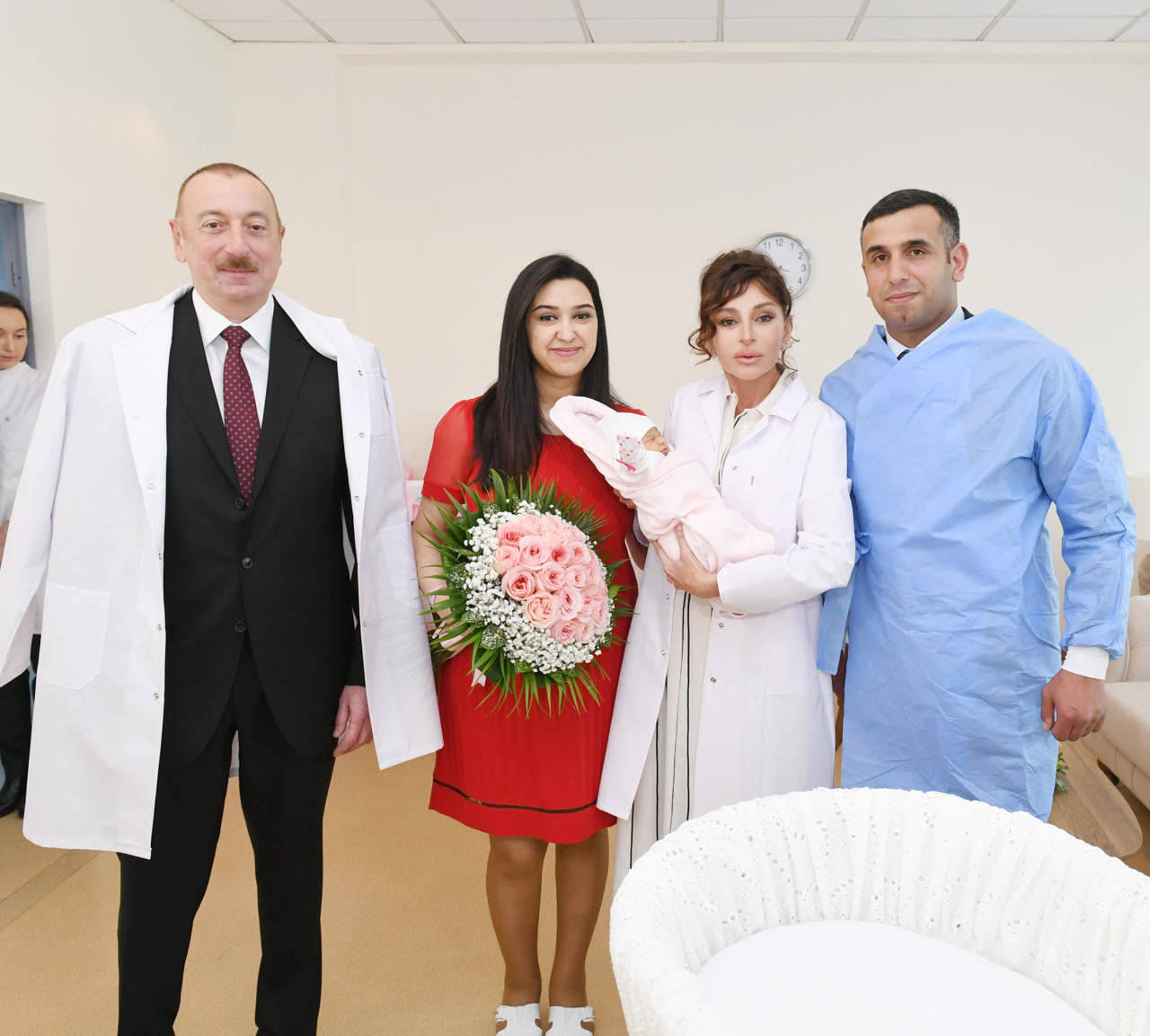 Президент Ильхам Алиев и Первая леди Мехрибан Алиева встретились с родителями десятимиллионного жителя Азербайджана