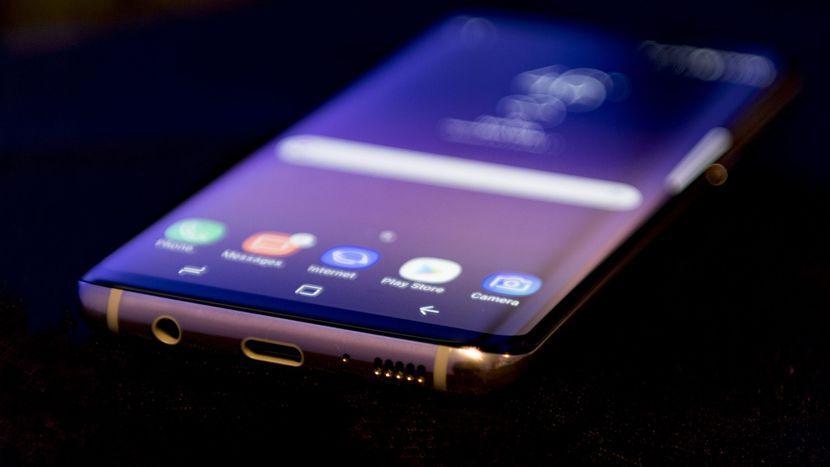 Samsung представил новый уникальный смартфон A80