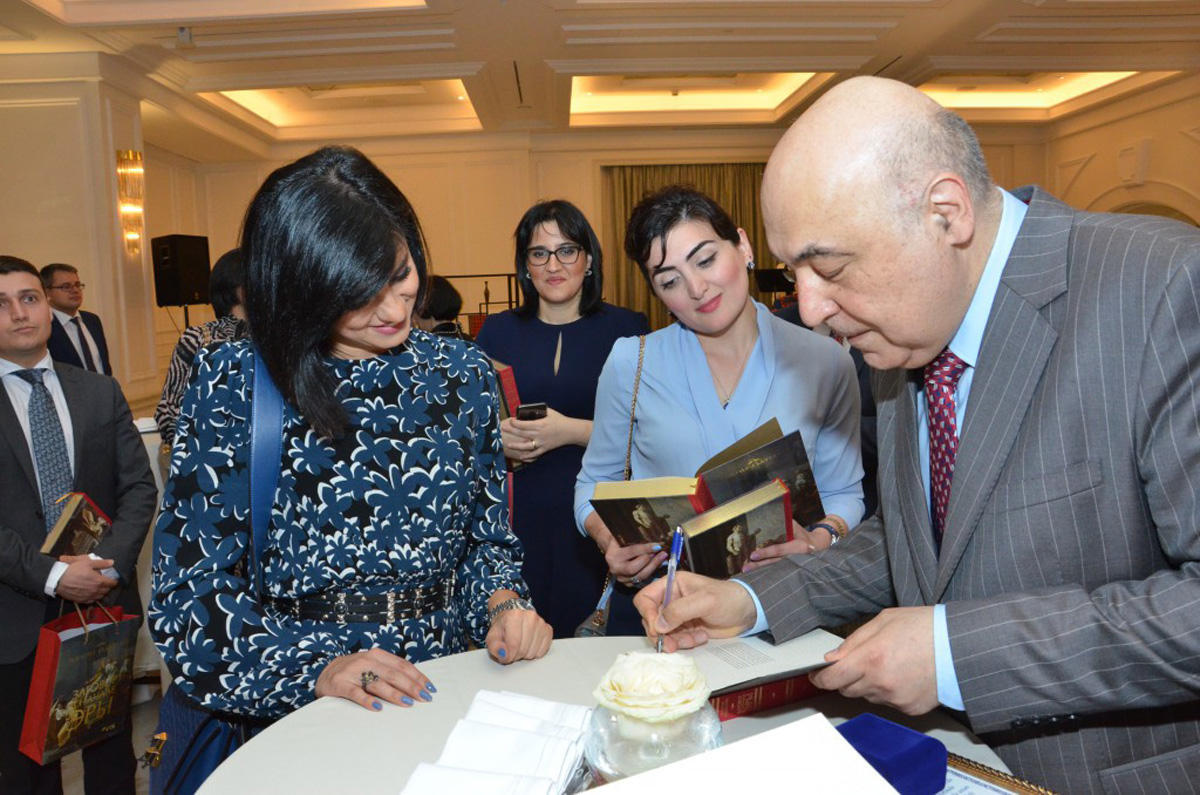 В Баку состоялась презентация книги Чингиза Абдуллаева "Заговор в начале эры"