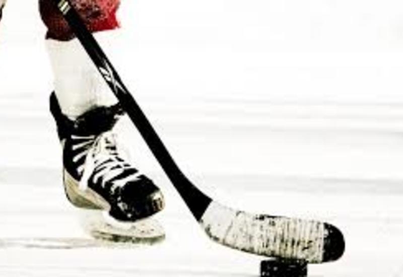Хоккеист НХЛ забросил шайбу ртом и лишился зубов