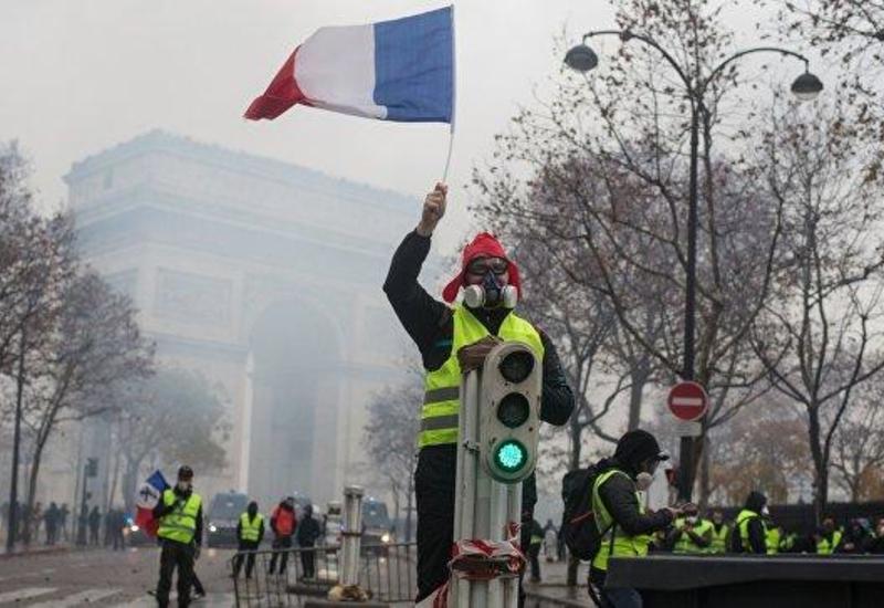 Тысячи "желтых жилетов" вышли на улицы Франции