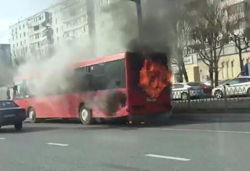 Автобус с 40 пассажирами вспыхнул в Казани