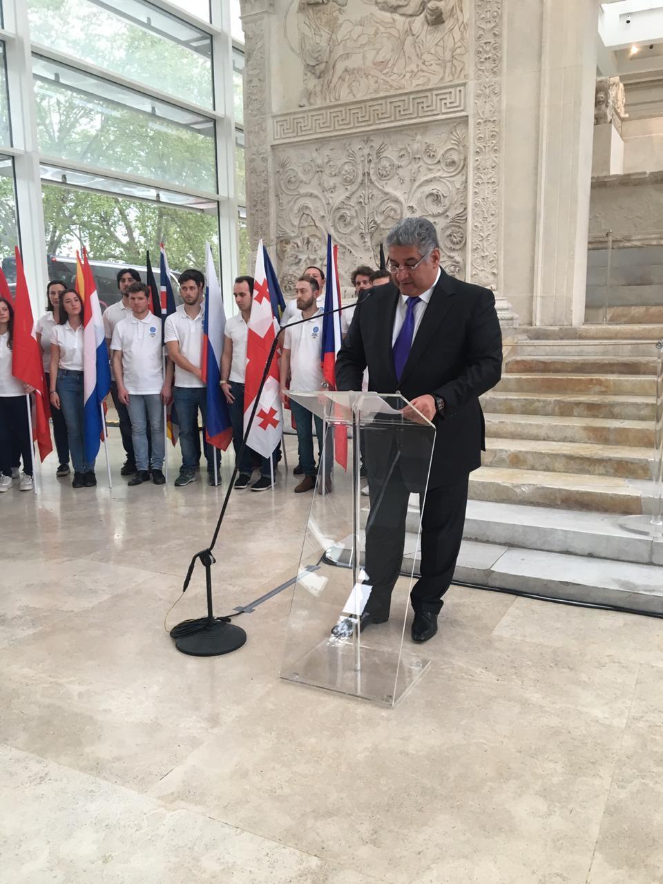 Азербайджану передали факел Европейского Олимпийского фестиваля молодежи